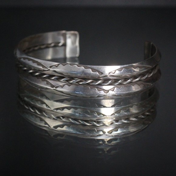 STERLING SILVER CARINATED CUFF NAVAJO OLD PAWN HAND TOOLED BRACELET - Picture 5 of 7